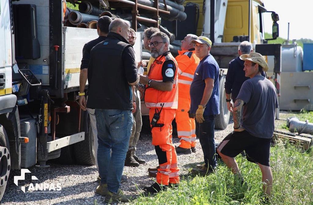 I volontari della Pubblica assistenza di Collesalvetti in aiuto alle popolazioni dellEmilia-Romagna colpite dallalluvione 
